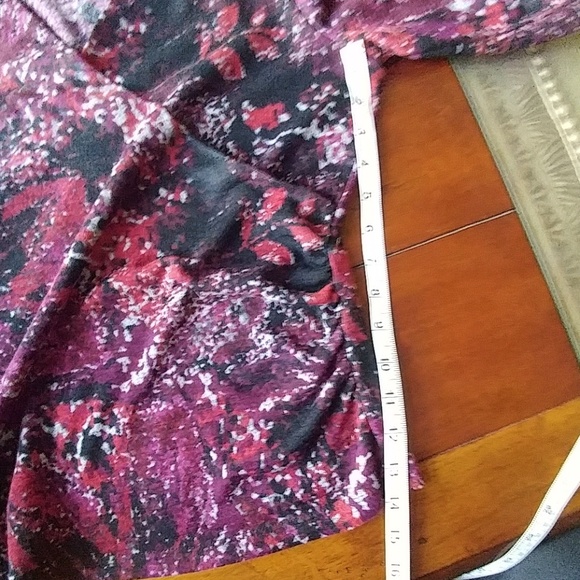 AGB wrap across 3/4 sleeve purple/red print v neck - Picture 4 of 7